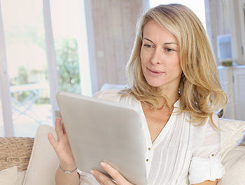 femme blonde consultant sa tablette