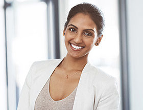 femme brune à la peau matte et souriante