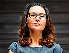 femme brune à lunette