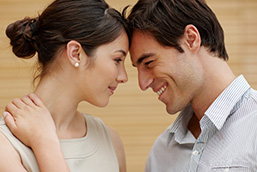 Couple aux cheveux bruns souriant