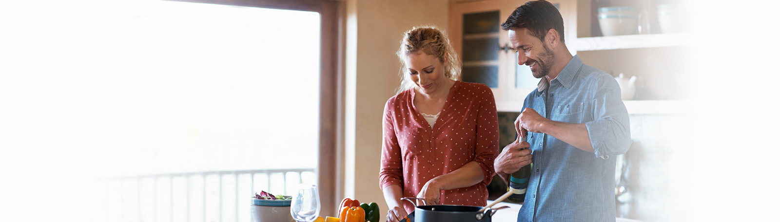 Couple dans la cuisine