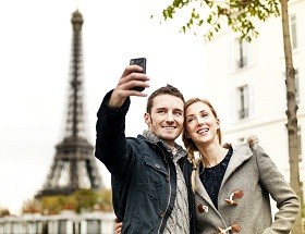 un couple se prenant en photo à Paris