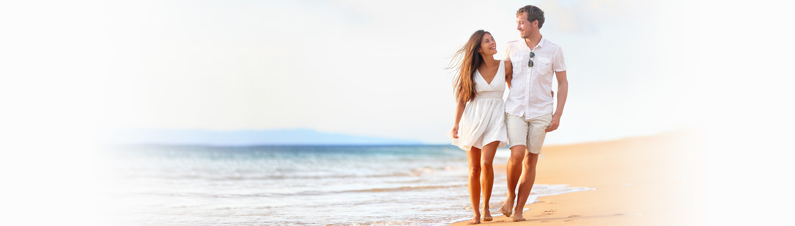 Couple se promenant à la plage