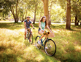 couple faisant du vélo dans la forêt 