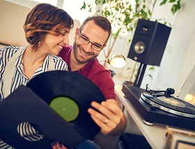 couple écoutant des vinyles