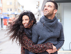 couple heureux marchant dans la rue