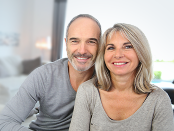 Couple âgé souriant