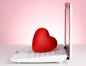 coeur rouge posé sur un clavier 
