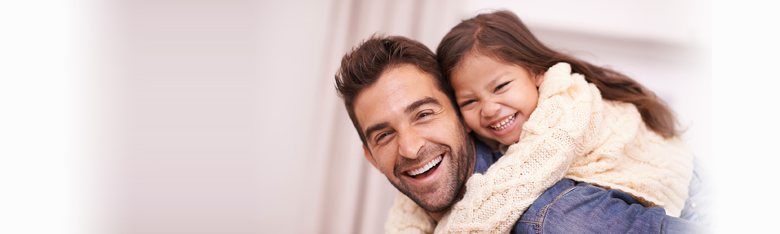 papa avec sa fille sur les épaules