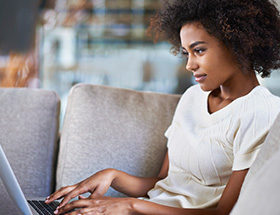 Femme tapant à l'ordinateur