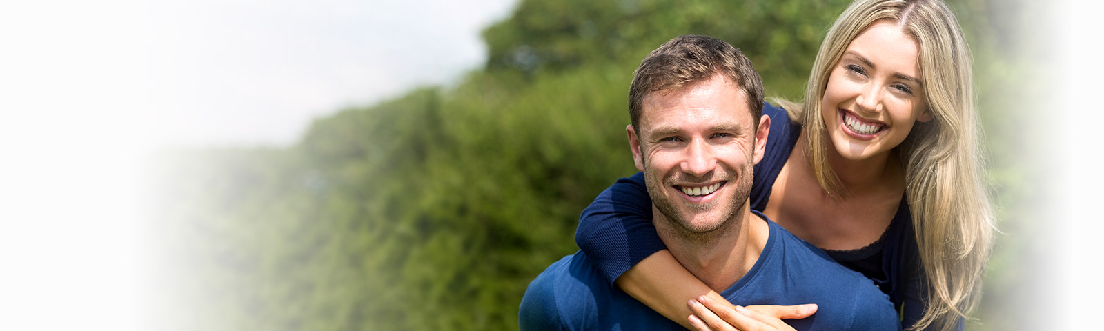 un homme et une femme heureux se tenant dans les bras