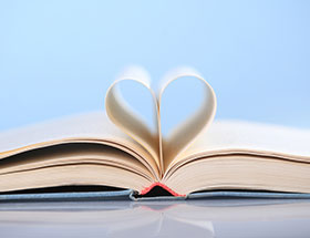 livre ouvert avec un coeur