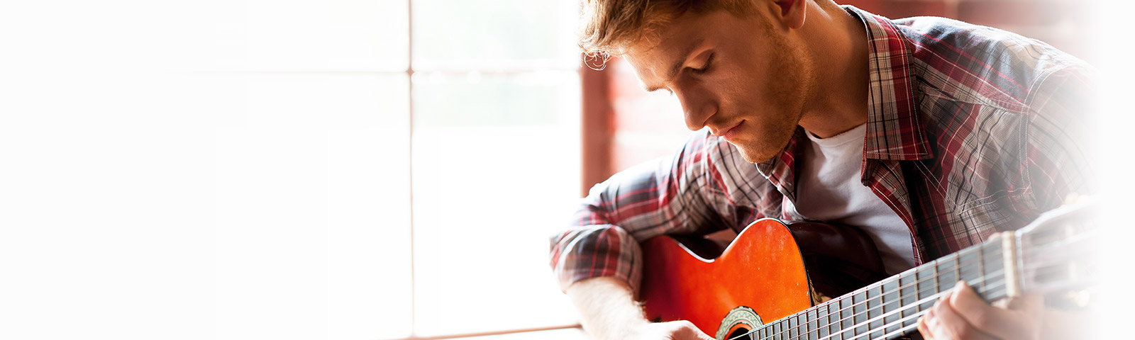 un musicien jouant de la guitare