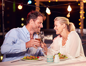 couple à un diner romantique