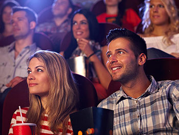 jeune couple au cinéma