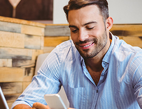 homme brun utilisant son smartphone